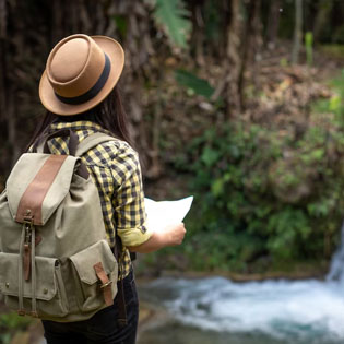 touriste devant une chute d'eau