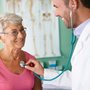 médecin en train d'osculter une patiente