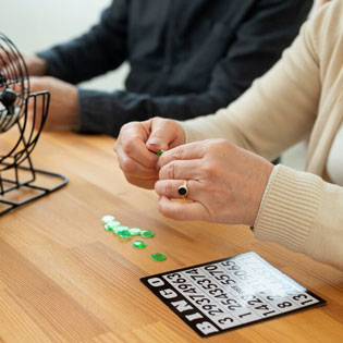 femme tenant un jeton pour jouer au loto