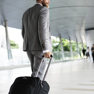 professionnel dans un aéroport pour un voyage d'affaires