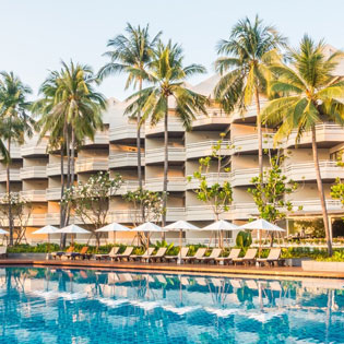 vue sur une résidence de vacances avec une piscine et des palmiers