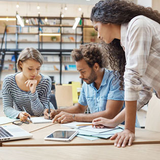 étudiants travaillant en groupe à la bibliothèque