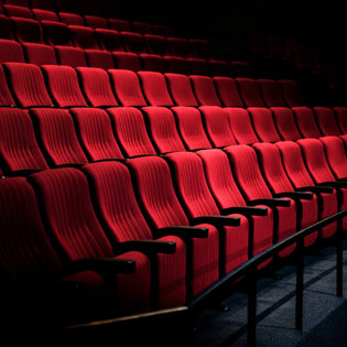 sièges rouges dans une salle de cinéma