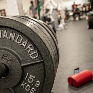 Barre d'haltérophilie dans une salle de sport