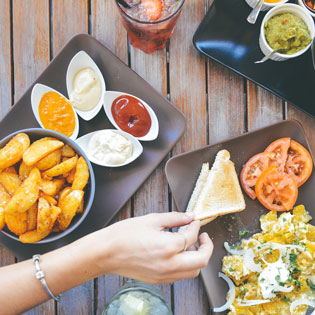 femme déjeunant dans un food court