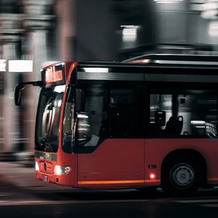 bus rouge roulant en ville