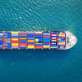 vue du ciel d'un navire de marchandises