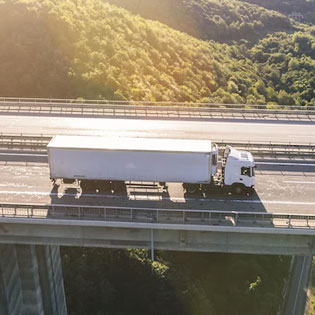 camion de marchandises sur le pont d'une autoroute