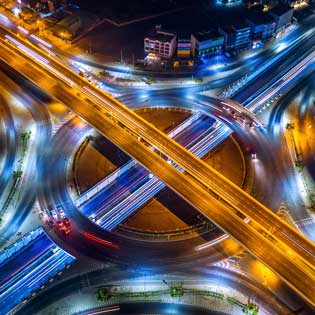 croisement de plusieurs routes la nuit