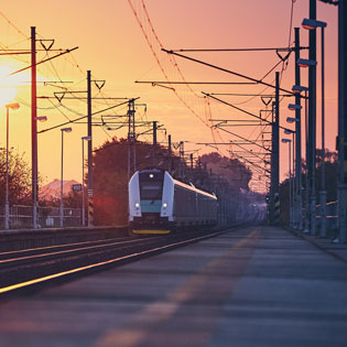 train arrivant dans une gare