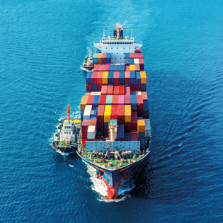 cargo en mer avec une cargaison de marchandises
