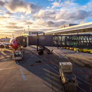 avion sur le tarmac d'un aéroport