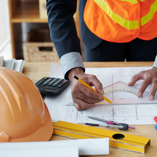 ingénieur travaillant sur un plan de construction