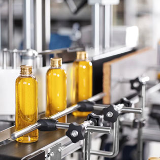 flacons de cosmétique sur une chaîne de production