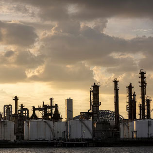 usine de pétrole avec des nuages dans le ciel 