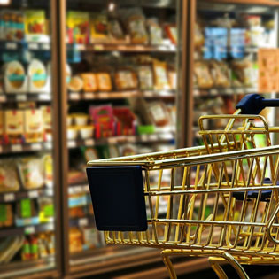 caddie devant un frigo de supermarché