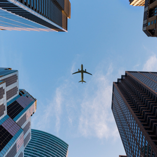 avion passant dans le ciel d'une ville