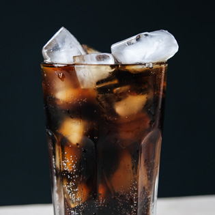 verre de cola avec des glaçons