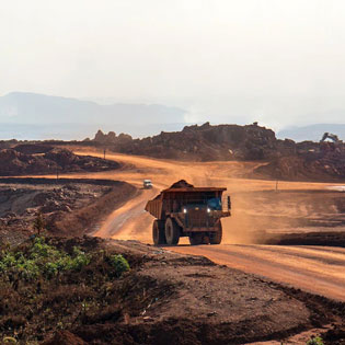 camion chargé dans une mine à ciel ouvert