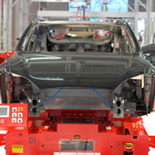 voiture en construction sur une chaîne de production