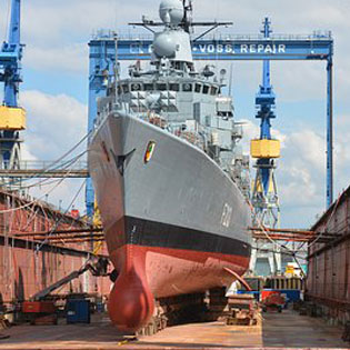 bateau en construction dans un chantier naval