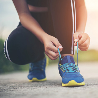 femme laçant ses baskets de sport