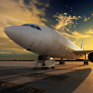 avion au sol dans un aéroport