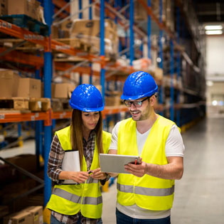 collaborateurs dans un entrepôt logistique