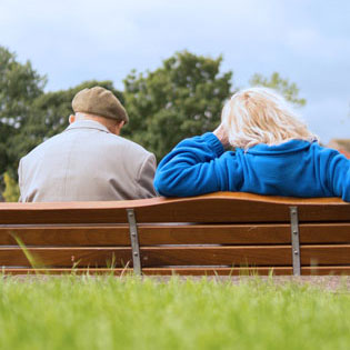 personnes âgées sur un banc