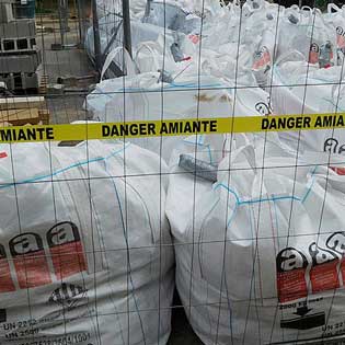 sacs remplis d''amiante lors qu''un désamiantage