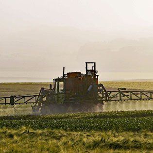 tracteur déverse des produits phytosanitaires