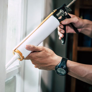 homme utilisant un pistolet à colle