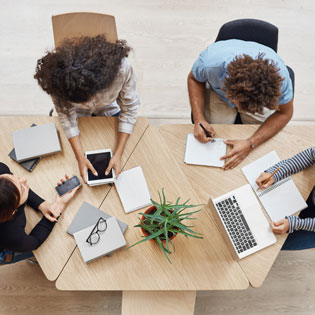 vue du dessus d''une équipe au travail