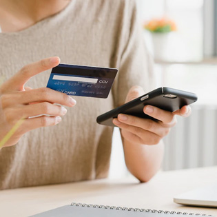 femme payant en ligne depuis un smartphone