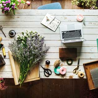 table d''un fleuriste couverte de fleurs et matériels