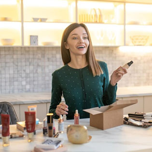 femme présentant des produits à domicile