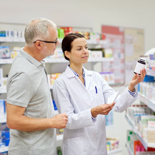 pharmacienne conseillant un client dans une pharmacie