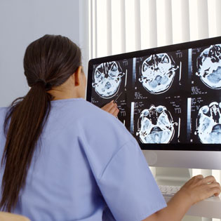 médecins examinant des plans d''imagerie médicale