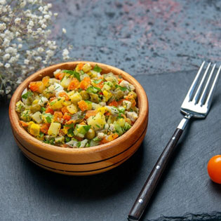 assiette en terre remplies de légumes