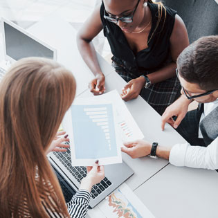 collaborateurs travaillant autour d''une table