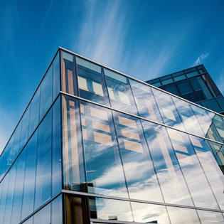 prise de vue originale d''un immeuble en verre