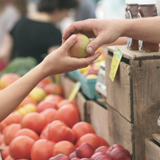 transaction de pomme sur un marché