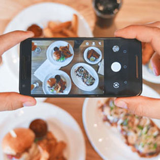 smartphone prenant en photo des plats cuisinés