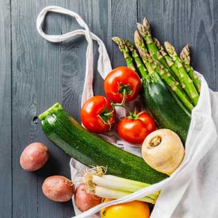 sac en tissu contenant des légumes frais