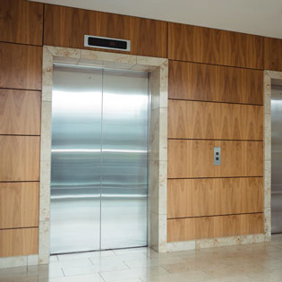 ascenseurs fermés au rez-de-chaussée
