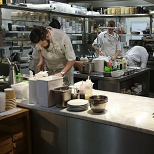 cuisiniers en service dans une cuisine de restaurant