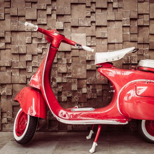 scooter vintage rouge d''une célèbre marque italienne