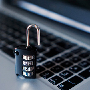 cadenas ouvert sur un ordinateur portable