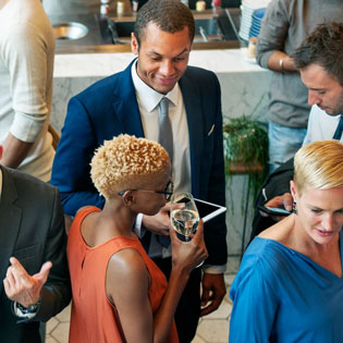 groupe de personnes lors d'un cocktail