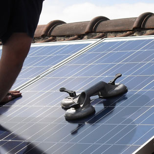 Installateurs de panneaux photovoltaïques sur un toit